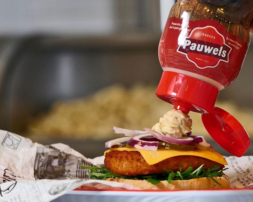 Hamburger Giga Poulette met Pauwels Hamburger Giga-saus